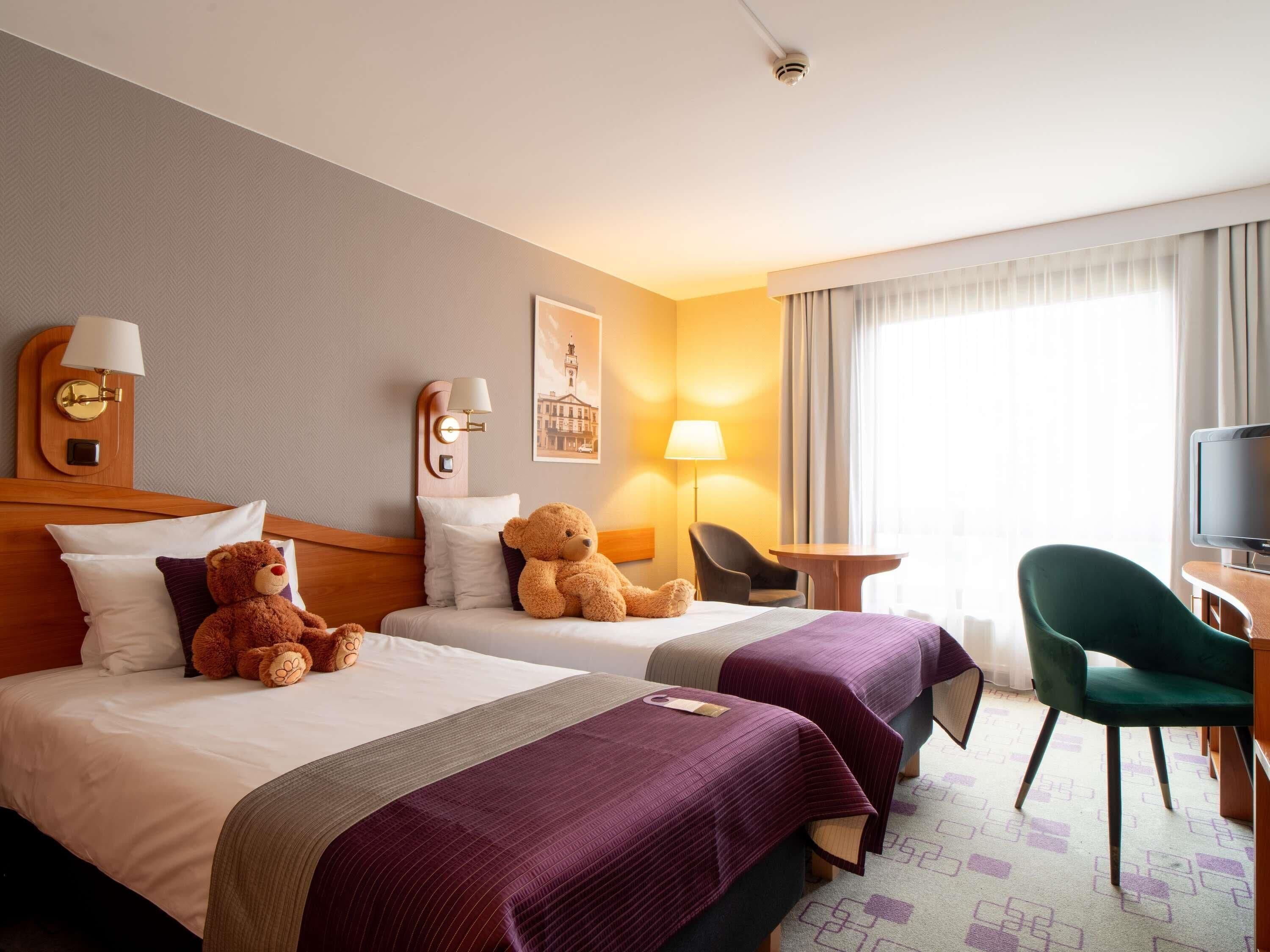 Escritorio, cortinas blackout, sistema de insonorización y wifi gratis 