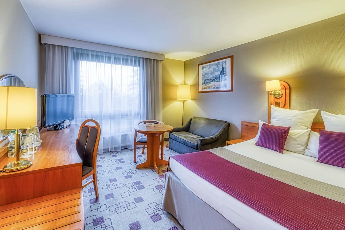 Escritorio, cortinas blackout, sistema de insonorización y wifi gratis