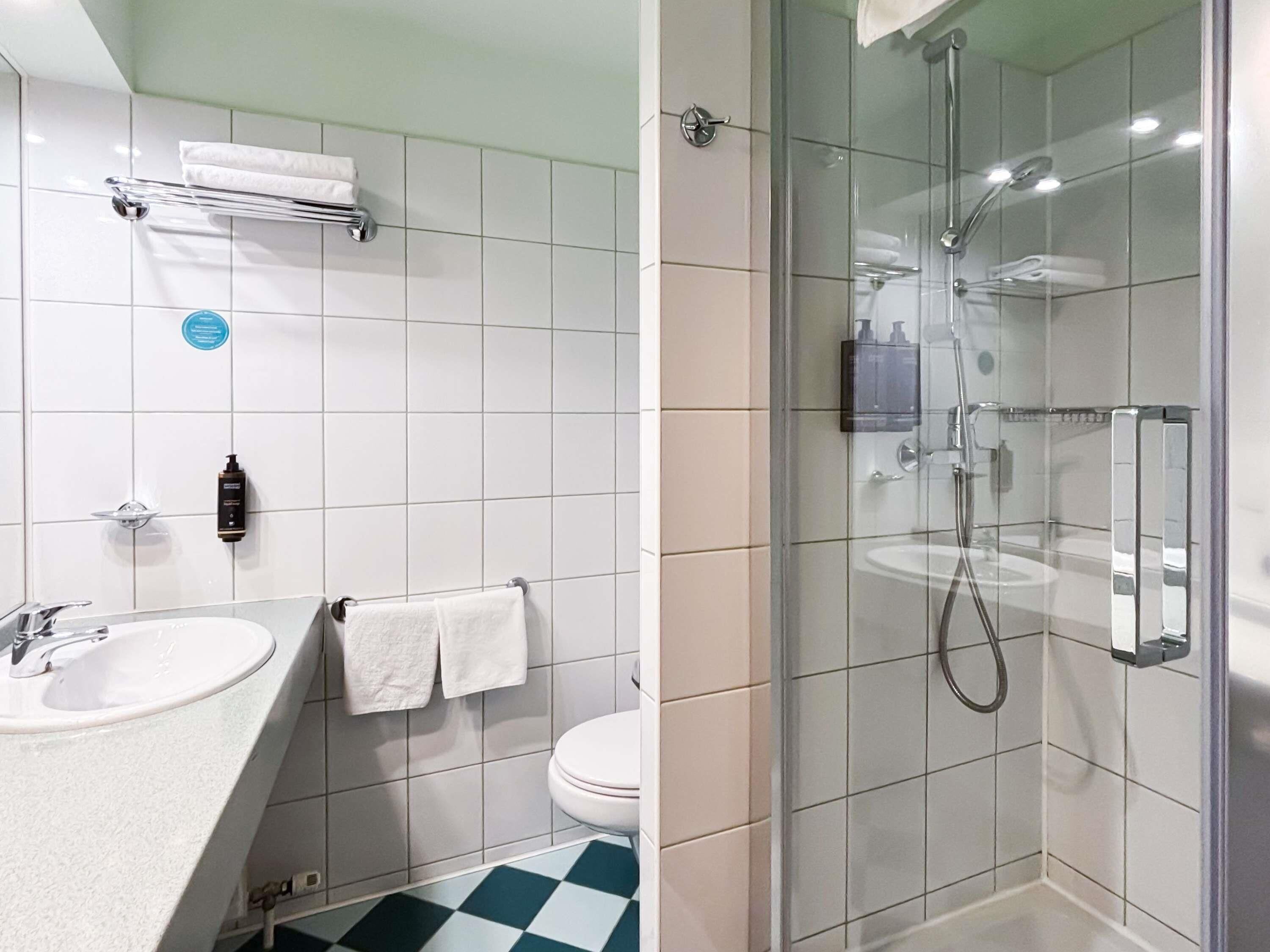 Escrivaninha, cortinas blackout, quartos à prova de som