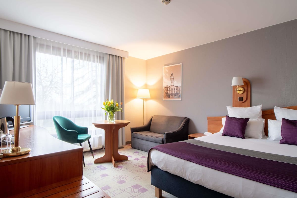 Quarto standard, 1 cama Queen e sofá-cama | Escrivaninha, cortinas blackout, quartos à prova de som