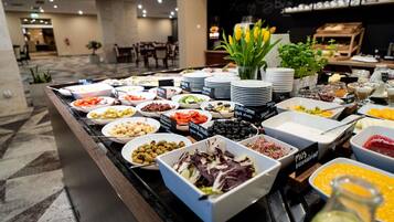 Petit déjeuner buffet (55 PLN par personne)