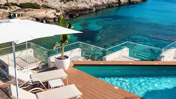 Seasonal outdoor pool, pool umbrellas, sun loungers