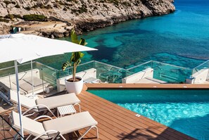 Piscine extérieure en saison, parasols, chaises longues