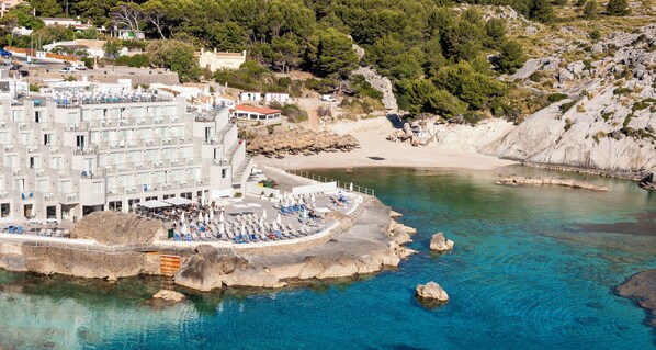 A coastal hotel with a pool area, beach access, and rocky terrain. - Globales Don Pedro Adults Only +16 (Pollensa)