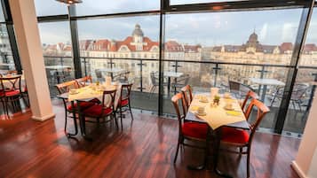 Desayuno buffet (EUR 14.00 por persona)