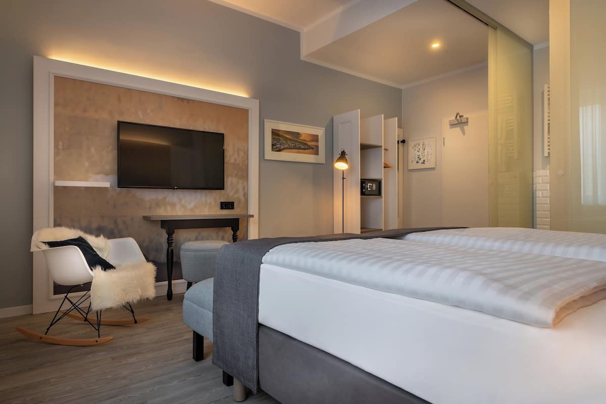 Hypo-allergenic bedding, in-room safe, desk, blackout curtains