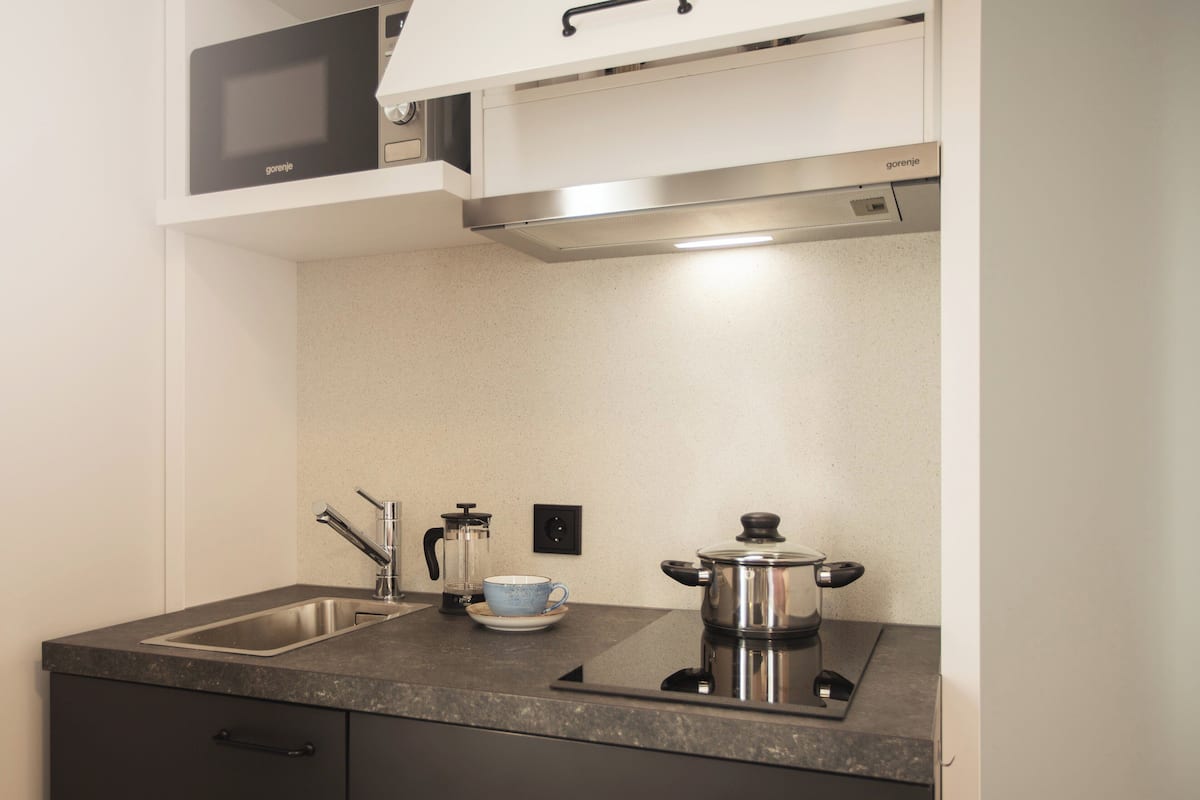 Chambre Standard, 1 grand lit, coin cuisine | Literie hypoallergénique, coffres-forts dans les chambres, bureau