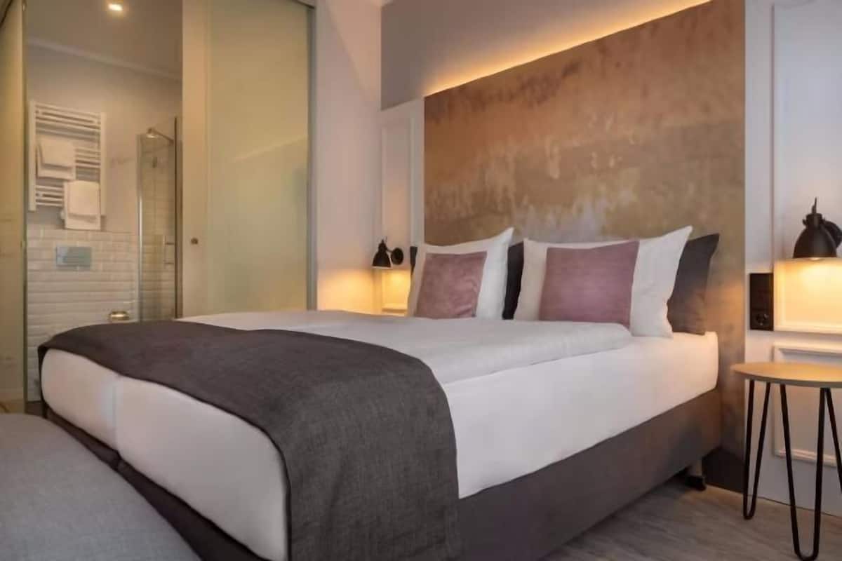 Roupas de cama antialérgicas, cofres nos quartos, escrivaninha