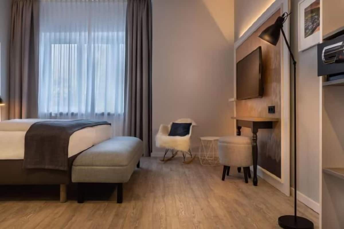 Roupas de cama antialérgicas, cofres nos quartos, escrivaninha