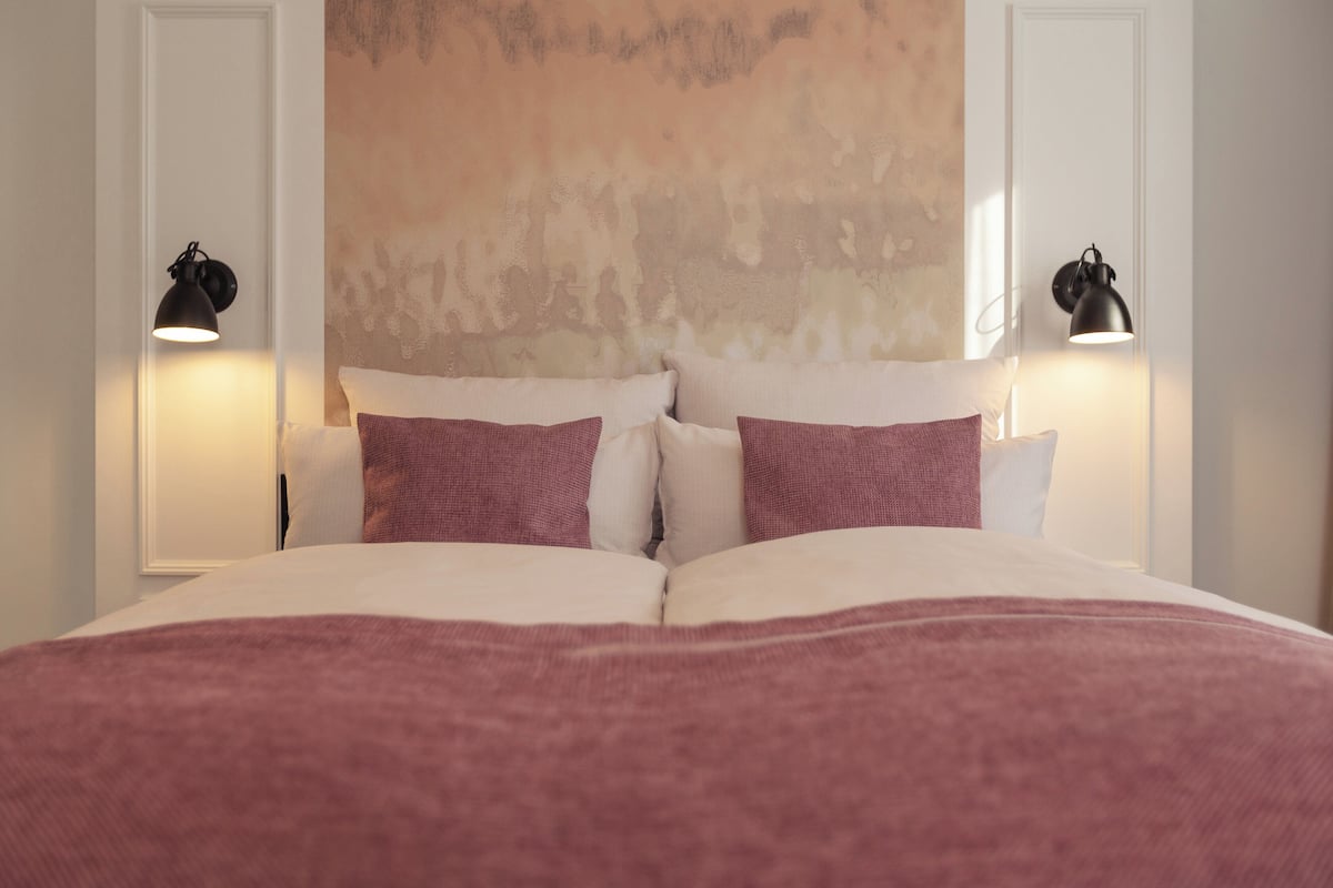 Hypo-allergenic bedding, in-room safe, desk, blackout curtains