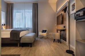 Ropa de cama hipoalergénica y caja de seguridad en la habitación