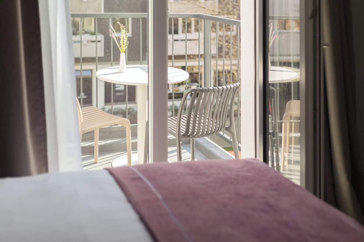 Hypo-allergenic bedding, in-room safe, desk, blackout curtains