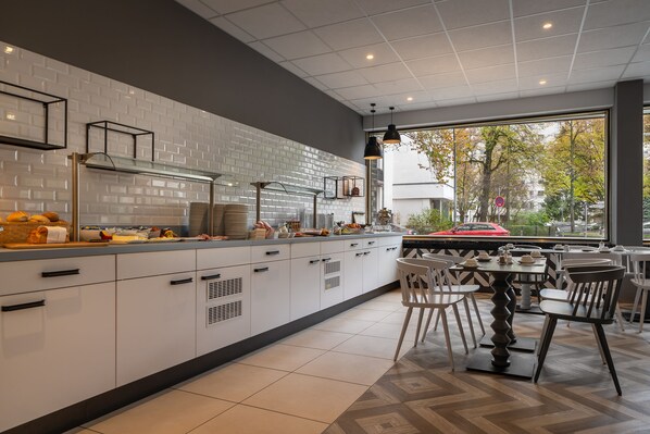 Café da manhã para viagem todos os dias (EUR 17 por pessoa) 