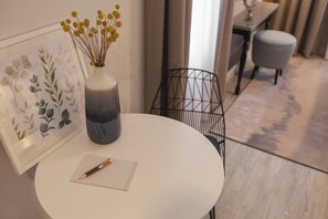 Literie hypoallergénique, coffres-forts dans les chambres, bureau