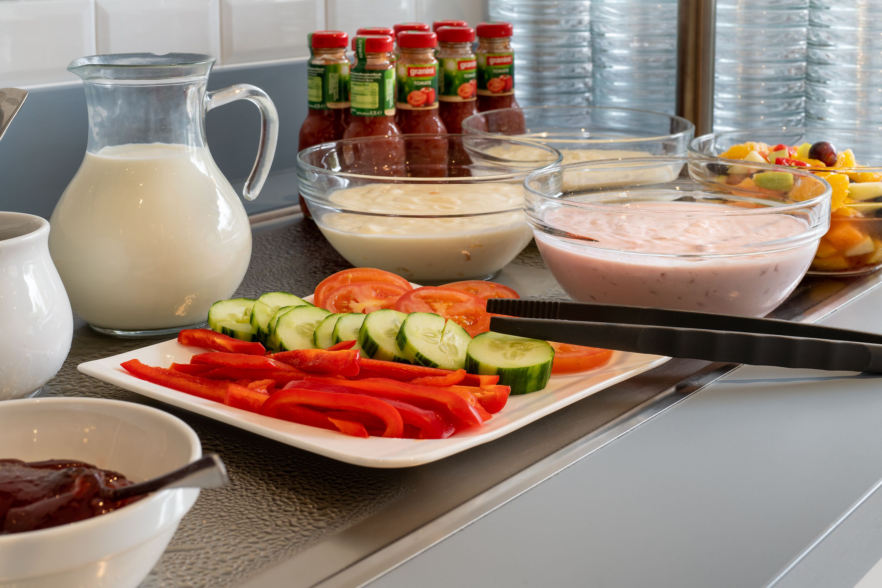 อาหารเช้าแบบบุฟเฟ่ต์ทุกวัน (EUR 17 ต่อคน)