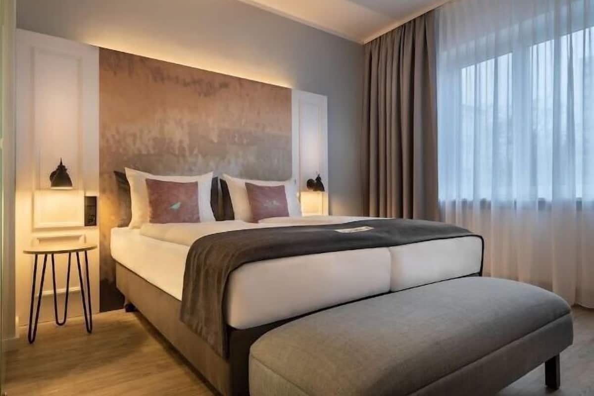 Roupas de cama antialérgicas, cofres nos quartos, escrivaninha