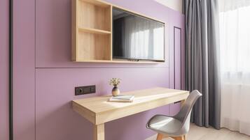 Caja de seguridad en la habitación, muebles diferentes y escritorio