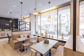 Tägliches Frühstücksbuffet gegen Gebühr