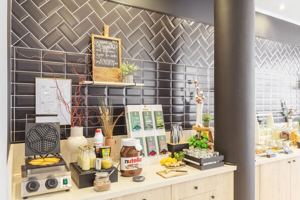 Tägliches Frühstücksbuffet (14.5 EUR pro Person)