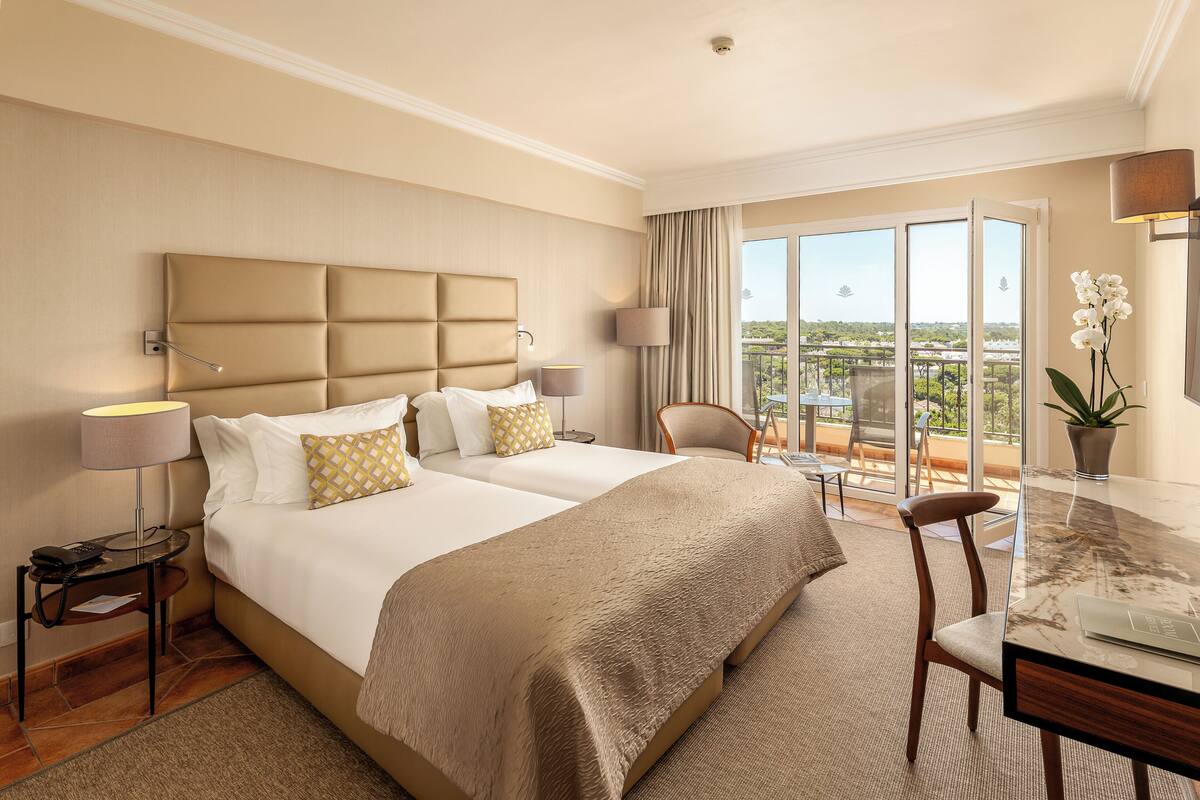 Suite | Minibar, in-room safe, desk, blackout drapes