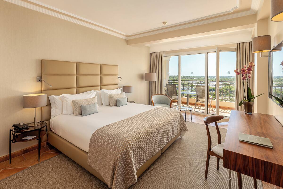 Deluxe Suite | Minibar, in-room safe, desk, blackout drapes