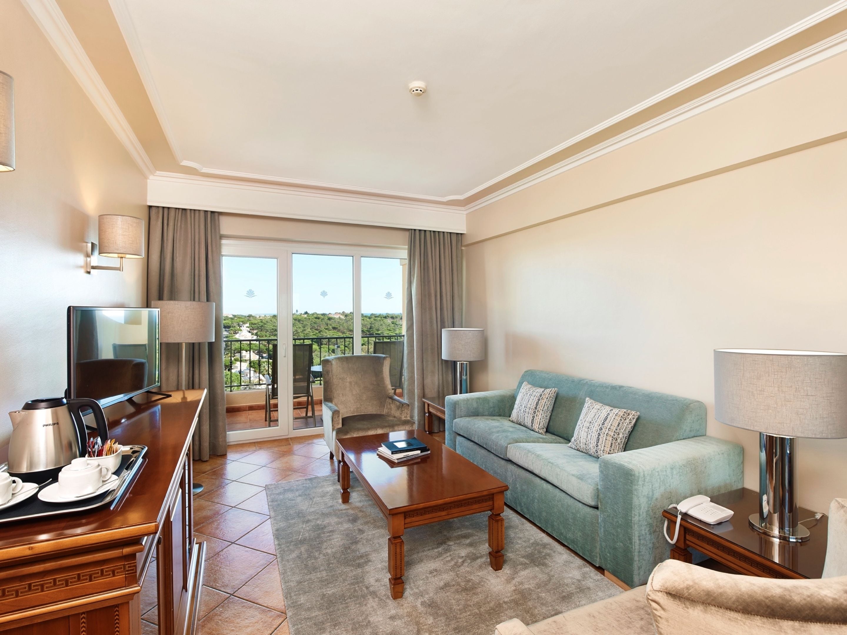 suite | living room | flat-screen tv