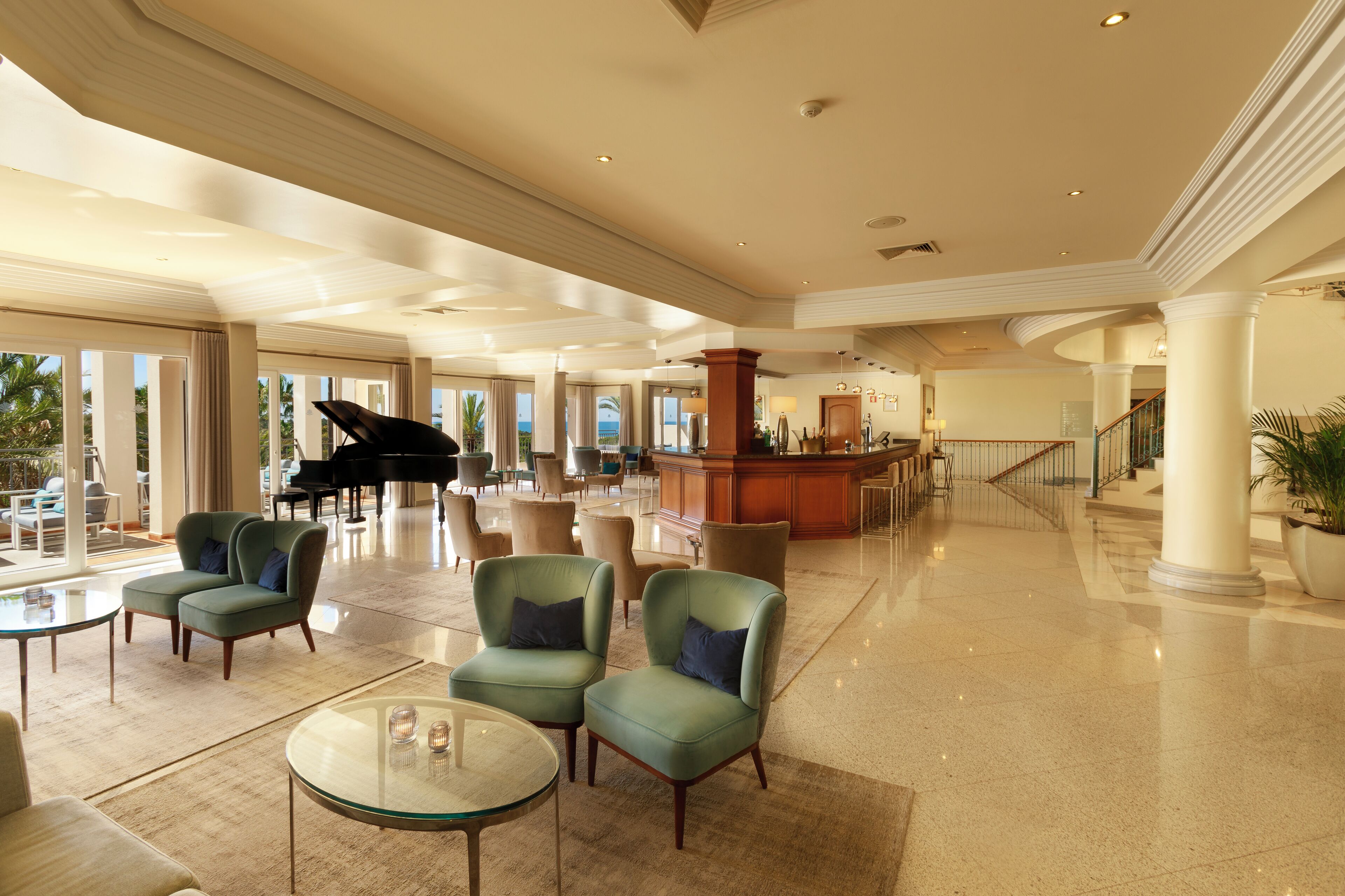 2 bars/lounges, lobby lounge, rooftop bar