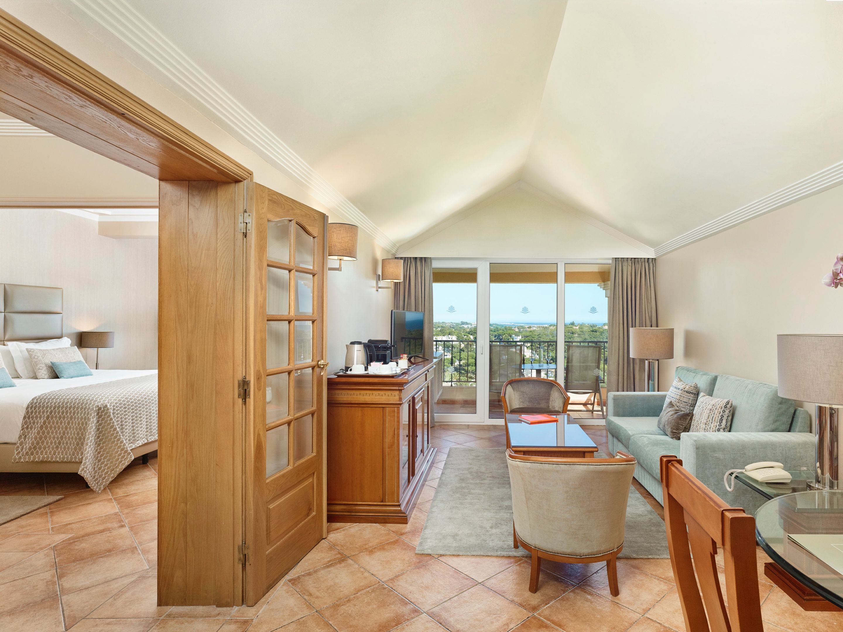 Deluxe-Suite | Minibar, Zimmersafe, Schreibtisch, Verdunkelungsvorhänge