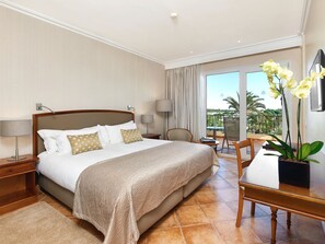 ميني بار وخزنة داخل الغرفة ومكتب وستائر تعتيم