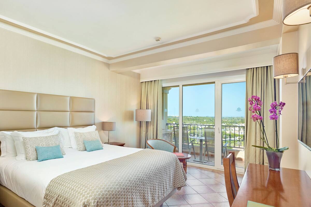 Deluxe Suite | Minibar, in-room safe, desk, blackout drapes