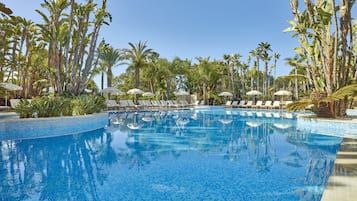 Piscine couverte, 2 piscines extérieures, chaises longues