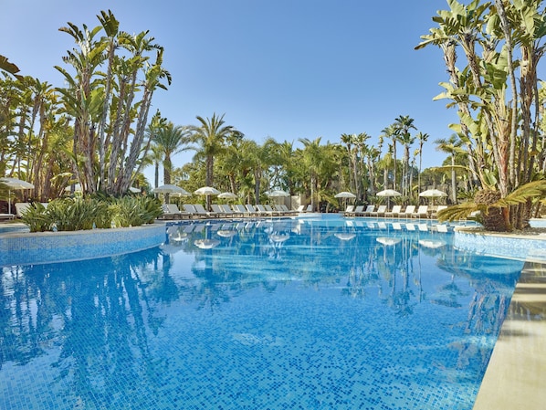 Indoor pool, 2 outdoor pools, sun loungers