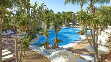 Indoor pool, 2 outdoor pools, pool loungers