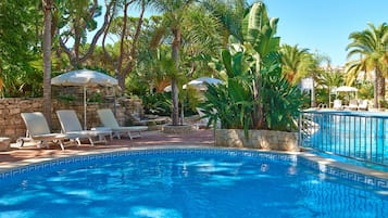 Outdoor pool, pool umbrellas, sun loungers