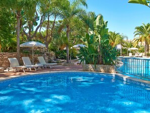 Outdoor pool, pool umbrellas, sun loungers - Ria Park Garden Hotel (Loulé)