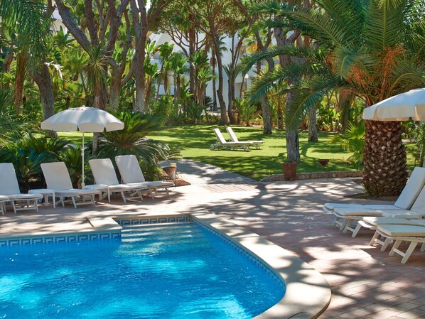 Outdoor pool, pool umbrellas, sun loungers