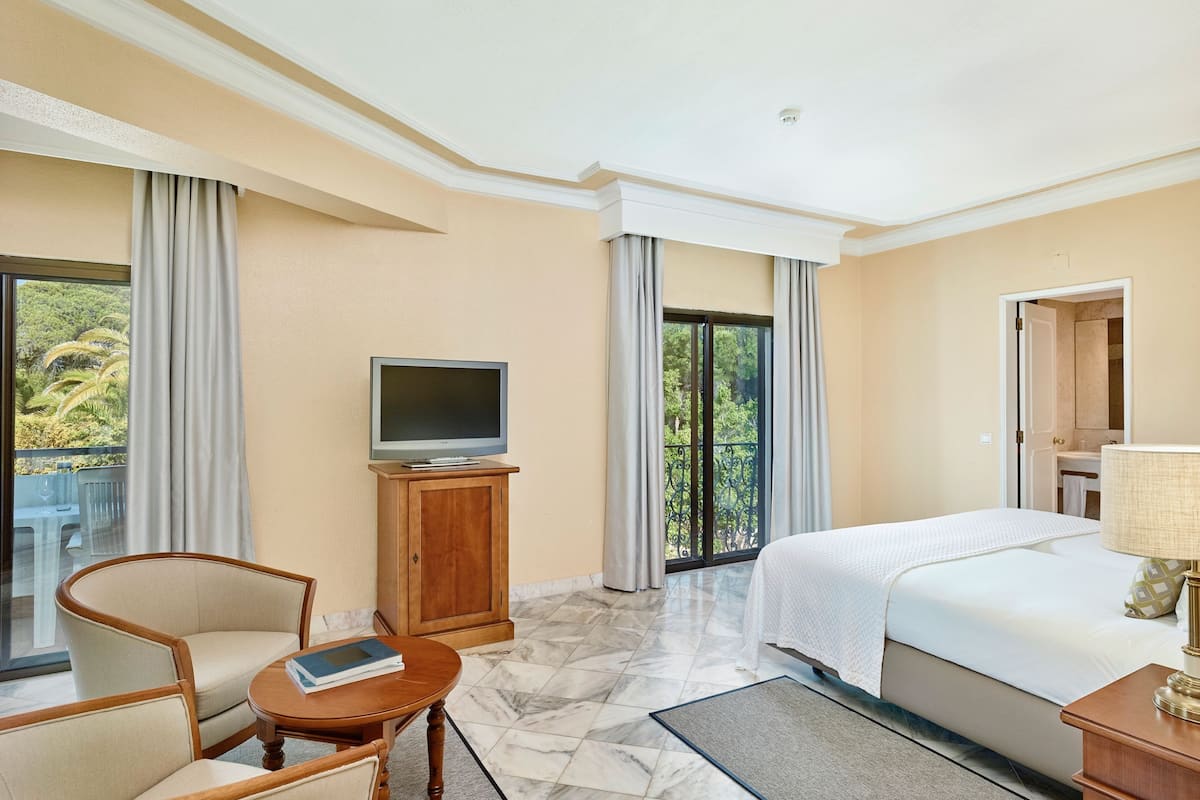 standard double or twin room | 1 bedroom, minibar, in-room safe, desk