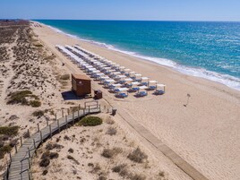 Perto da praia, areia branca 