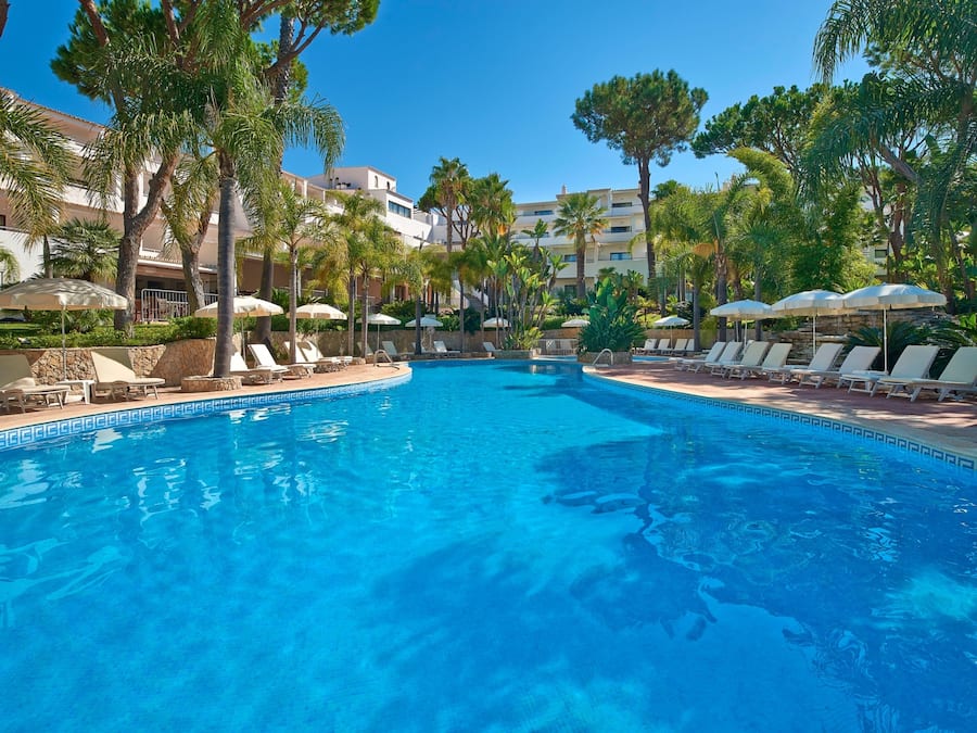 Piscina a l'aire lliure, para-sols i gandules