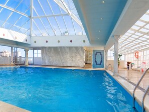 Indoor pool, sun loungers - Magic Cristal Park (Benidorm)