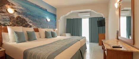 Una cassaforte in camera, tende oscuranti, ferro/asse da stiro