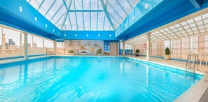 Indoor pool, sun loungers - Magic Cristal Park (Benidorm)