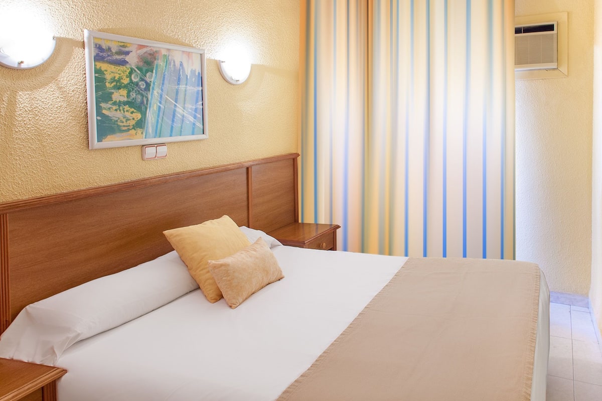 Single Room | Iron/ironing board, cots/infant beds, free WiFi