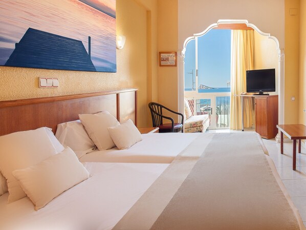 Habitación, vistas parciales al mar | Tabla de planchar con plancha, cunas (de pago), wifi gratis