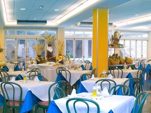 Breakfast, lunch, dinner served; international cuisine  - Magic Fenicia (Benidorm)