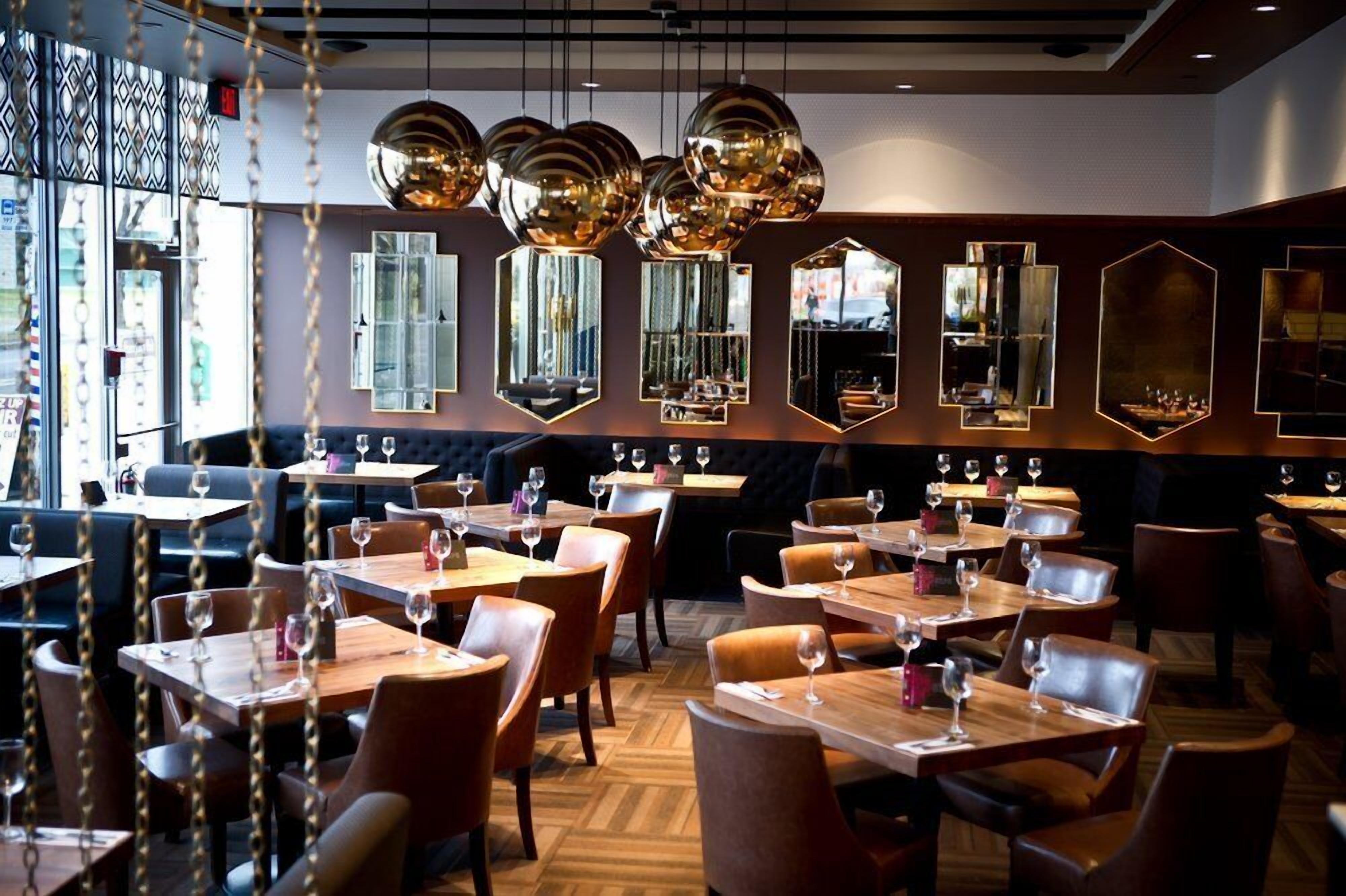 3 restaurants, lunch, dinner, brunch served; international cuisine