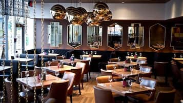 3 间餐厅,供应午餐、晚餐和早午餐,国际美食