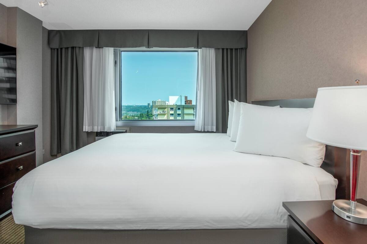 Suite, 1 Bedroom, Kitchenette | Down comforters, in-room safe, desk, blackout drapes