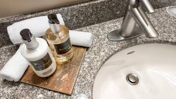 Kombinert dusj/badekar, designertoalettartikler, hårføner og håndklær