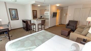 Studio Suite, 1 giường cỡ queen và sofa giường, bếp nhỏ (Premium Studio Full Kitchen Queen) | Chăn bông, két bảo mật tại phòng, bàn, màn/rèm cản sáng